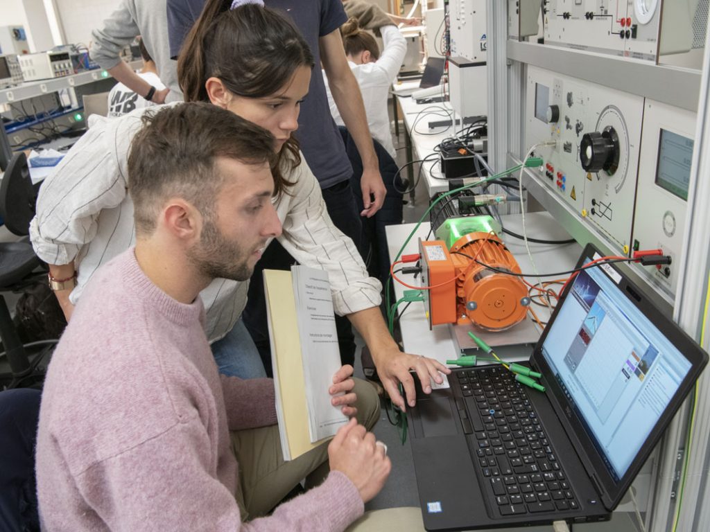 Etudiants en formation à l'INSA Centre Val de Loire